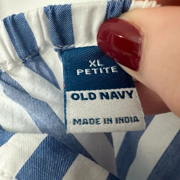 NWT. Striped Tie-Shoulder Cropped Tank Top - Picture 4 of 5